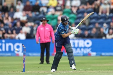 İngiltere Jos Buttler, 1 Haziran 2025 'te Sophia Gardens Cricket Ground, Cardiff, İngiltere' de 2. Metro Bank ODI İngiltere - Batı Hint Adaları sırasında Batı Hint Adaları 'ndan Alzarri Joseph tarafından şaşkına çevrildi.