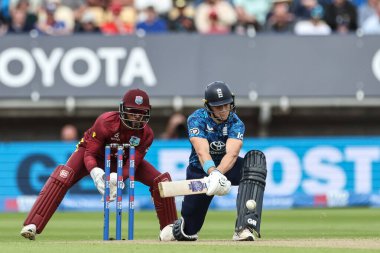 İngiltere 'den Jacob Bethell, 29 Mayıs 2025' te Edgbaston, Birmingham, Birleşik Krallık 'ta 1. Metro Bank ODI İngiltere' ye karşı Batı Hint Adaları 'nda iki koşu yapmak için dizlerinin üstüne çöktü.