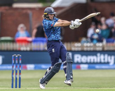 İngiltere 'den Amy Jones, 30 Mayıs 2025' te Derbyshire County Kriket Kulübü 'nde İngiltere - Batı Hint Adaları Kadınlar Karşılaşması' nda Metro Bank One Day International maçında iki koşu yaptı.