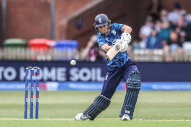 İngiltere 'den Amy Jones, 30 Mayıs 2025' te Derbyshire İlçesi Kriket Kulübü 'nde oynanan ve İngiltere' nin Batı Hint Adaları 'na karşı oynadığı 1.