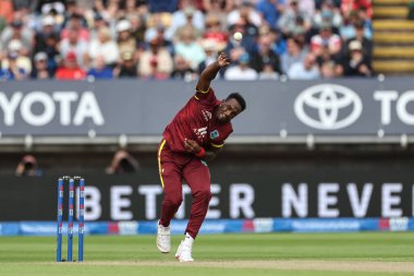 Batı Hint Adaları 'ndan Matthew Forde, 29 Mayıs 2025' te İngiltere 'nin Edgbaston, Birmingham, İngiltere' de Batı Hint Adaları 'na karşı 1. Metro Bankası' nda topu teslim etti.