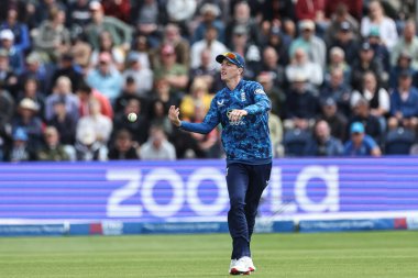 İngiltere kaptanı Harry Brook topu 2. Metro Bank ODI İngiltere ile Batı Hint Adaları arasında 1 Haziran 2025 'te Sofya Bahçeleri Kriket Sahası' nda fırlattı.