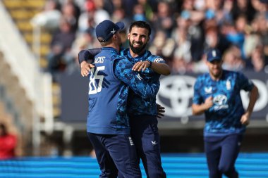 İngiltere 'den Saqib Mahmood, İngiltere' den Justin Greaves ile İngiltere 'den Will Jacks' in 29 Mayıs 2025 'te Edgbaston, Birmingham' da Batı Hint Adaları 'na karşı oynadıkları 1. Metro Bankası davasında kaleyi kutluyor.