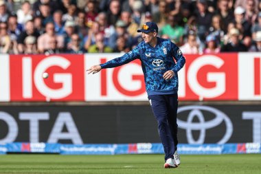 İngiltere kaptanı Harry Brook, 29 Mayıs 2025 'te İngiltere' nin Birmingham kentindeki Edgbaston 'da Batı Hint Adaları' na karşı 1. Metro Bank ODI İngiltere 'sinde Keacy Carty' yi yakaladı.