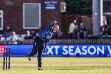 İngiltere 'den Alice Capsey, 30 Mayıs 2025' te Derbyshire İlçe Kriket Kulübü 'nde oynanan Uluslararası İngiltere Bayanlar ve Batı Hint Adaları karşılaşmasında topu teslim ediyor.