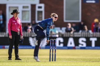 İngiltere 'den Charlie Dean, 30 Mayıs 2025' te Derbyshire İlçe Kriket Kulübü 'nde İngiltere - Batı Hint Adaları Kadınlar Karşılaşması' nda topu veriyor.