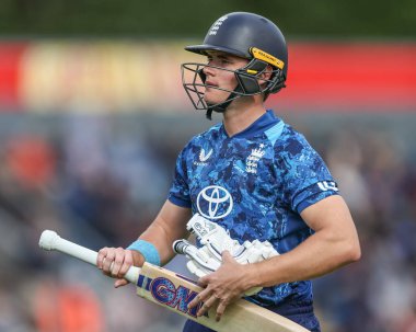 İngiltere 'den Jacob Bethell, 1 Haziran 2025' te Sofya Gardens Cricket Ground, Cardiff, İngiltere 'de oynanan 2. Metro Bank ODI İngiltere - Batı Hint Adaları karşılaşmasında Chase tarafından LBW tarafından oyundan çıkarıldıktan sonra sahadan ayrıldı.