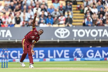 Batı Hint Adaları 'ndan Justin Greaves, 29 Mayıs 2025' te İngiltere 'nin Edgbaston, Birmingham, İngiltere' de Batı Hint Adaları 'na karşı 1. Metro Bankası' nda topu teslim etti.