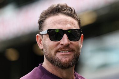 Brendon McCullum, İngiltere 'nin Batı Hint Adaları' nın baş antrenörü Romario Shepherd, 29 Mayıs 2025 'te Edgbaston, Birmingham, İngiltere' de 1.