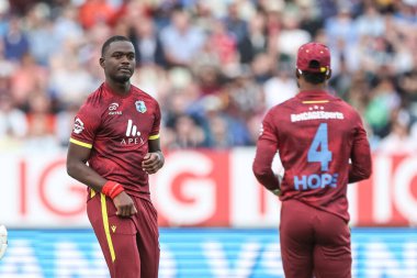 Batı Hint Adaları 'ndan Jayden Seales, 29 Mayıs 2025' te İngiltere 'nin Edgbaston, Birmingham, İngiltere' de Batı Hint Adaları 'na karşı 1. Metro Bank ODI İngiltere' sinde Jacob Bethell 'in kalesini kutluyor.