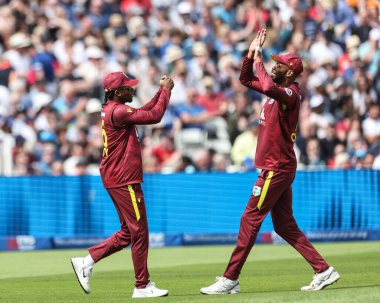 Batı Hint Adaları 'ndan Keacy Carty, İngiltere kaptanı Harry Brook' un 29 Mayıs 2025 'te İngiltere' nin Birmingham kentinde Batı Hint Adaları 'na karşı 1. Metro Bank ODI İngiltere' sinde takım arkadaşlarıyla yakalanışını kutluyor.