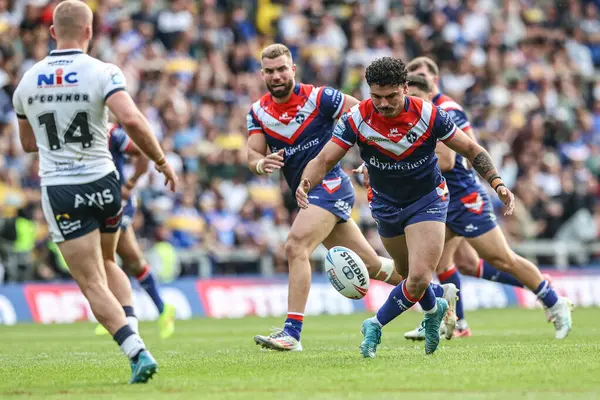 Leeds Rhinos takımından Alfie Edgell, Leeds Stadyumu, Leeds, Birleşik Krallık 'ta oynanan 13. Betfred Süper Lig karşılaşmasında topu düşürdü.