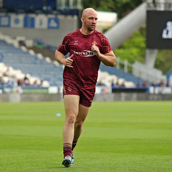 Huddersfield Giants 'ın George King' i Betfred Süper Lig 13. Raundundan önce Huddersfield Giants ile Leigh Leopards maçını 29 Mayıs 2025 'te Huddersfield, İngiltere' deki John Smith Stadyumu 'nda izledi.