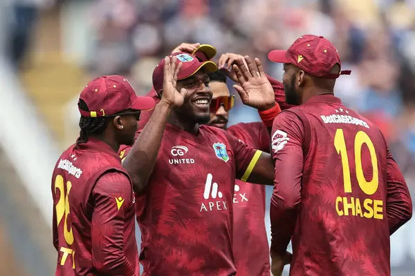 Batı Hint Adaları 'ndan Roston Chase, İngiltere' den Ben Duckett 'in 29 Mayıs 2025' te Edgbaston, Birmingham 'da Batı Hint Adaları' na karşı 1. Metro Bank ODI İngiltere maçında takım arkadaşlarıyla kalesini kutluyor.