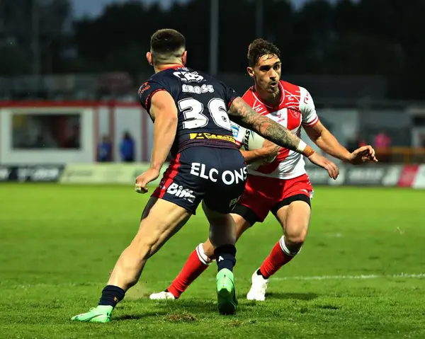 St. Helens Deon Cross, Betfred Süper Lig 13. Raundu 'nda Hull KR ile St Helens arasında oynanan Sewell Group Craven Park, Kingston üzerine Hull, Birleşik Krallık, 30 Mayıs 2025 karşılaşmasında Hull KR' dan Arthur Morgue 'a baskı yapıyor.