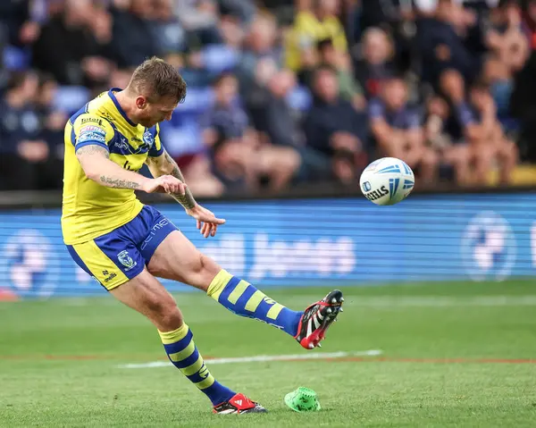 Warrington Wolves takımından Marc Sneyd, 30 Mayıs 2025 'te İngiltere' nin Warrington şehrinde oynanan 13. Betfred Süper Lig karşılaşmasında gol atmak için Castleford Tigers 'a karşı Warrington Wolves maçına çıktı.