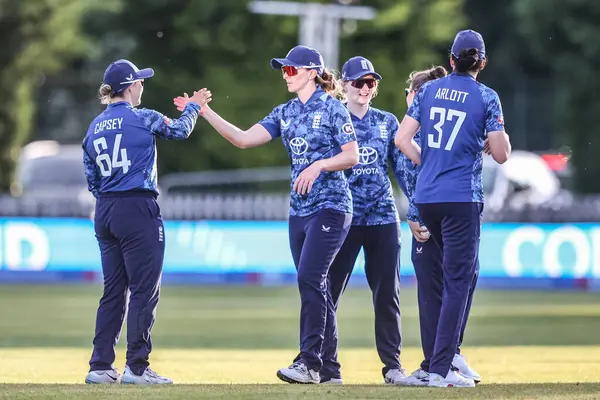 İngiltere 'den Kate Cross, 30 Mayıs 2025' te Derbyshire County Kriket Kulübü 'nde oynanan Uluslararası İngiltere Bayanlar ve Batı Hint Adaları karşılaşmasında Aaliyah Alleyne' nin maçı kazanmasını kutluyor.