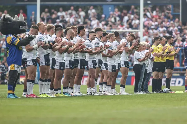 Rob Burrows 'un ailesi ve oyuncular, Rob Burrow' un hayatını Betfred Süper Lig 13. Raundda Leeds Rhinos 'a karşı Wakefield Trinity' nin 31 Mayıs 2025 'te Headingley Stadyumu' nda oynadığı karşılaşmada alkışladılar.