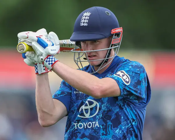 İngiltere kaptanı Harry Brook, 1 Haziran 2025 'te Sofya Bahçeleri Kriket Sahası, Cardiff, Birleşik Krallık' ta 2.