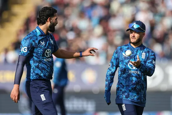 İngiltere 'den Ben Duckett, 29 Mayıs 2025' te İngiltere, Birmingham 'da Batı Hint Adaları' na karşı 1. Metro Bank ODI İngiltere 'sinde Saqib Mahmood' a pas attı.