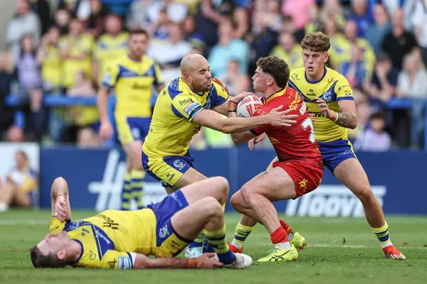 Castleford Tigers 'dan Josh Simm, Warrington Wolves' tan James Harrison ve Warrington Wolves 'tan Arron Lindop tarafından oynanan Betfred Süper Lig 13. Raundunda Warrington Wolves Castleford Tigers' a karşı Halliwell Jones Stadyumu, Warrington, İngiltere