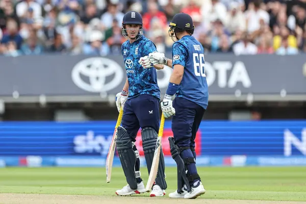 İngiltere kaptanı Harry Brook, İngiltere 'nin Joe Root' u yumrukluyor. 29 Mayıs 2025 'te İngiltere' nin Edgbaston kentinde Batı Hint Adaları 'na karşı 1. Metro Bank ODI İngiltere' sinde yarım yüzyılını nasıl kutluyor?