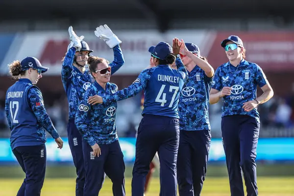 İngiltere 'den Sophia Dunkley, 30 Mayıs 2025' te Derbyshire County Kriket Kulübü 'nde oynanan Uluslararası Metro Bankası Bir Gün Uluslararası İngiltere Kadınlar ve Batı Hint Adaları karşılaşmasında Jahzara Claxton' ın yakalanmasını kutluyor.