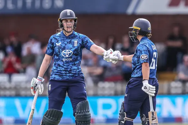 İngiltere 'den Nat Sciver-Brunt ve İngiltere' den Alice Capsey, 30 Mayıs 2025 'te Derbyshire İlçe Kriket Kulübü' nde İngiltere - Batı Hint Adaları 'na Karşı İngiltere Uluslararası Metro Bank 1 Gün Uluslararası karşılaşmasında İngiltere' nin 300. koşusunu kutladılar.