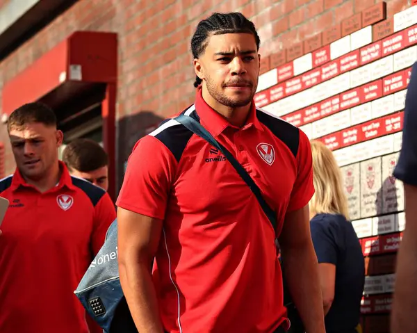 St. Helens takımından Lewis Murphy, 30 Mayıs 2025 'te İngiltere' nin Hull kentinde oynanan Sewell Group Craven Park 'ta oynanan 13.