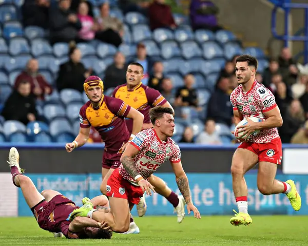 Leigh Leoparları 'ndan Keanan Brand, 29 Mayıs 2025' te John Smith Stadyumu 'nda oynanan Betfred Süper Lig 13. Raundu' nda Leopar Leoparlarından Ben McNamara 'ya nakledildi.