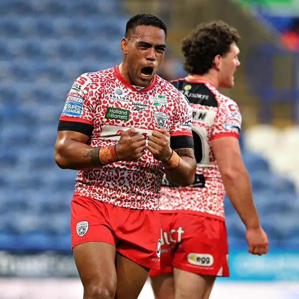 Leigh Leoparları 'ndan Joe Ofahengaue, Leigh Leopards' dan Isaac Liu 'nun 29 Mayıs 2025' te John Smith 'in Stadyumu' nda oynanan Betfred Süper Lig 13. Raundu Huddersfield Giants - Leigh Leopards maçında attığı golü kutluyor.