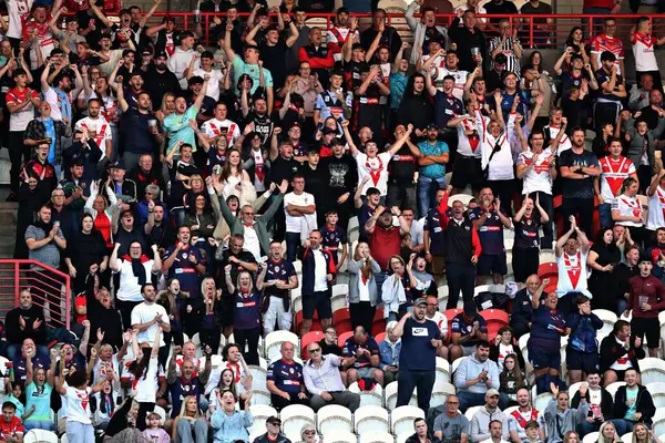 St. Helens taraftarları, 30 Mayıs 2025 'te İngiltere' nin Hull kenti üzerinde Kingston 'da oynanan Sewell Group Craven Park' ta oynanan Betfred Süper Lig 13. Maçı 'nda St. Helens' in attığı sayıyı kutluyor.