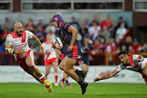 Hull KR 'dan Tyrone May ve Hull KR' dan Sam Luckley, Betfred Süper Lig 13. Raundu 'nda St. Helens' tan Harry Robertson 'a baskı yapıyorlar. Hull KR, St Helens' e karşı Sewell Group Craven Park, Kingston üzerine Hull, İngiltere, 30 Mayıs 2025