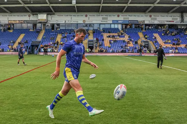 Warrington Wolves takımından Stefan Ratchford, 30 Mayıs 2025 'te İngiltere' nin Halliwell Jones Stadyumu 'nda oynanan 13. Betfred Süper Lig karşılaşmasında ısınma turunda Warrington Wolves Castleford Tigers' a karşı.