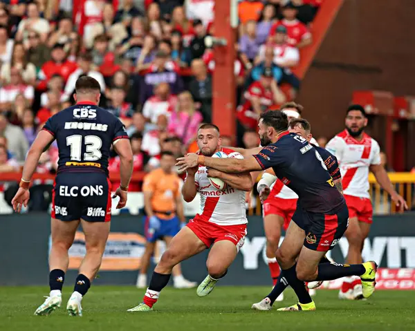 St. Helens takımından Alex Walmsley, Hull KR 'dan Mikey Lewis' i 13. Betfred Süper Lig karşılaşmasında yendi. Hull KR, St Helens 'e karşı Sewell Group Craven Park, Kingston upon Hull, Birleşik Krallık, 30 Mayıs 2025