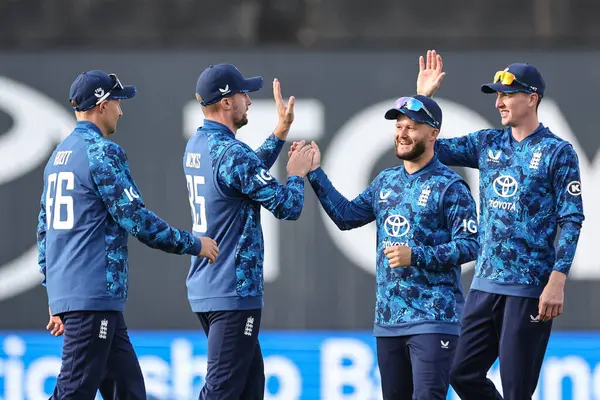 İngiltere 'den Jacks, 29 Mayıs 2025' te Edgbaston, Birmingham, İngiltere 'de Batı Hint Adaları' na karşı 1. Metro Bank ODI İngiltere 'sinde takım arkadaşlarıyla Roston Chase' in yakalanmasını kutlayacak mı?