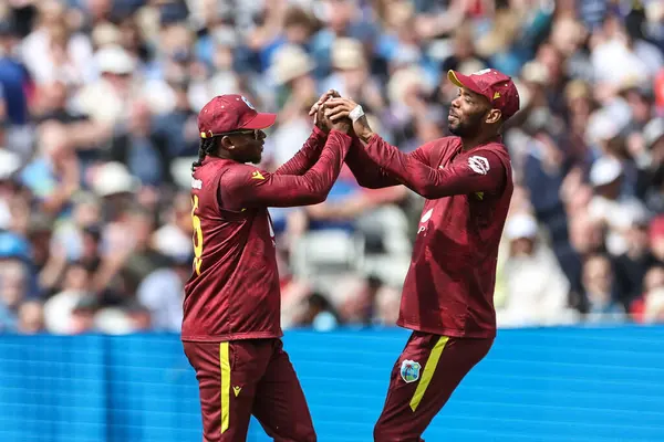 Batı Hint Adaları 'ndan Keacy Carty, İngiltere kaptanı Harry Brook' un 29 Mayıs 2025 'te İngiltere' nin Birmingham kentinde Batı Hint Adaları 'na karşı 1. Metro Bank ODI İngiltere' sinde takım arkadaşlarıyla yakalanışını kutluyor.