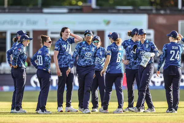 İngiltere 'den Sophia Dunkley, 30 Mayıs 2025' te Derbyshire County Kriket Kulübü 'nde oynanan Uluslararası Metro Bankası Bir Gün Uluslararası İngiltere Kadınlar ve Batı Hint Adaları karşılaşmasında Afy Fletcher' ın yakalanmasını kutluyor.