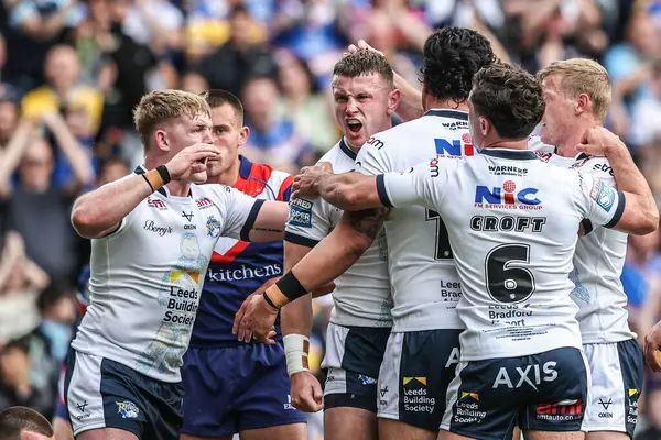 Leeds Rhinos takımından Harry Newman, 31 Mayıs 2025 'te Leeds Stadyumu' nda oynanan Betfred Süper Lig 13. Raundunda Leeds Gergedan-Wakefield Trinity karşılaşmasını kutluyor.