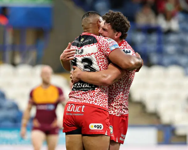 Leopar Leoparlar 'dan Isaac Liu, 29 Mayıs 2025' te John Smith Stadyumu, Huddersfield 'da oynanan Betfred Süper Lig 13. Raundda oynanan Huddersfield Giants - Leigh Leopards maçında maçın ilk denemesini kutluyor.
