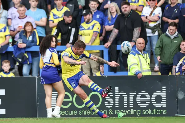 Warrington Wolves takımından Marc Sneyd, 30 Mayıs 2025 'te İngiltere' nin Warrington şehrinde oynanan 13. Betfred Süper Lig karşılaşmasında gol atmak için Castleford Tigers 'a karşı Warrington Wolves maçına çıktı.