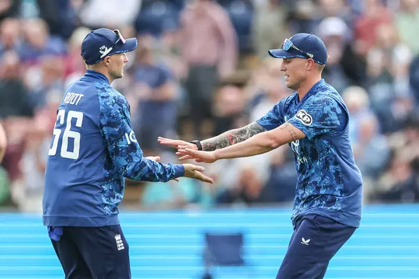 İngiltere 'den Brydon Carse, 1 Haziran 2025' te Sofya Bahçeleri Kriket Sahası 'nda Batı Hint Adaları' ndan Brandon King 'in 2. Metro Bankası ODI İngiltere - Batı Hint Adaları karşılaşmasını kutluyor.