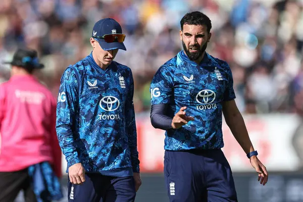 İngiltere kaptanı Harry Brook, İngiltere 'nin Saqib Mahmood' u ile 29 Mayıs 2025 'te İngiltere Edgbaston, Birmingham' da 1.