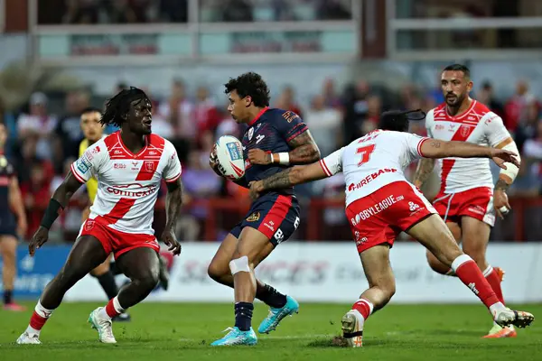 Hull KR takımından Eribe Doro, Betfred Süper Lig 13. Raundu 'nda St. Helens' li Tristan Sailor ile Sewell Group Craven Park, Kingston 'da oynanan karşılaşmada 30 Mayıs 2025 tarihinde Hull, İngiltere' de mücadele etti.