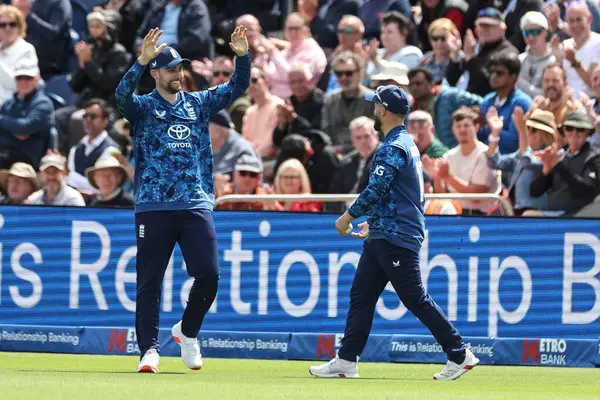 İngiltere 'den Ben Duckett, 1 Haziran 2025' te Sofya Bahçeleri Kriket Sahası 'nda Batı Hint Adaları' ndan Justin Greaves 'in 2. Metro Bankası ODI İngiltere' ye karşı Batı Hint Adaları 'nda yakalanmasını kutluyor.