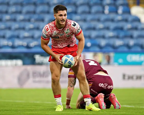 Leopar Leoparlar 'dan Ben McNamara, 29 Mayıs 2025' te İngiltere 'nin Huddersfield Stadyumu' nda oynanan Betfred Süper Lig 13. Raundu 'nda Huddersfield Giants - Leigh Leopards maçında denemesini kutluyor.