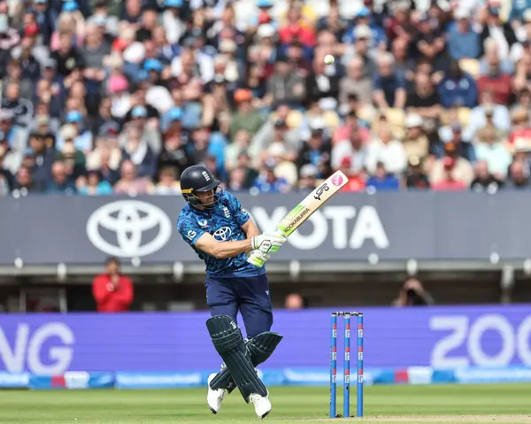 İngiltere 'den Jos Buttler, 29 Mayıs 2025' te İngiltere 'nin Edgbaston, Birmingham' da Batı Hint Adaları 'na karşı 1. Metro Bank ODI maçında topu dört sayı geride tutuyor.