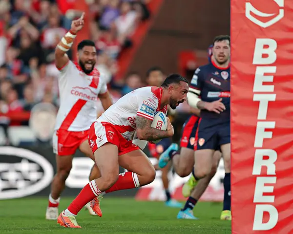 Hull KR 'dan Elliot Minchella, 30 Mayıs 2025' te İngiltere 'nin Hull kentinde oynanan Sewell Group Craven Park' ta oynanan 13. Betfred Süper Lig karşılaşmasında bir deneme yaptı.