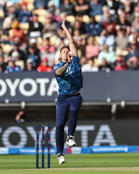 İngiltere 'den Brydon Carse topu 29 Mayıs 2025' te İngiltere 'nin Edgbaston, Birmingham, İngiltere' de Batı Hint Adaları 'na karşı 1.