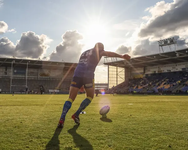 Warrington Wolves takımından Marc Sneyd, 30 Mayıs 2025 'te İngiltere' nin Halliwell Jones Stadyumu 'nda oynanan 13. Betfred Süper Lig karşılaşmasında ısınma turunda Warrington Wolves Castleford Tigers' a karşı.